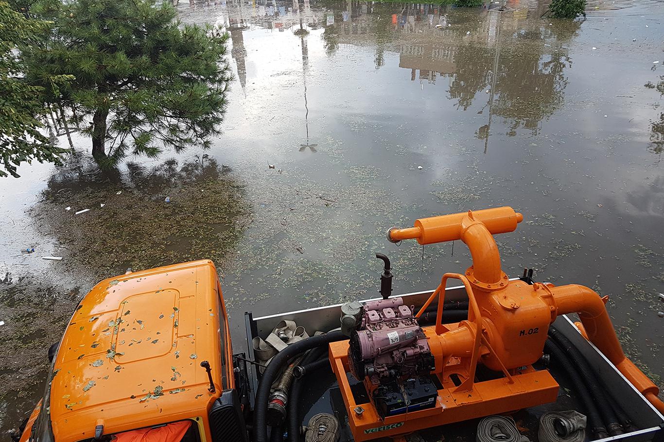 İstanbul'da şiddetli yağış ve fırtına hayatı olumsuz etkiledi